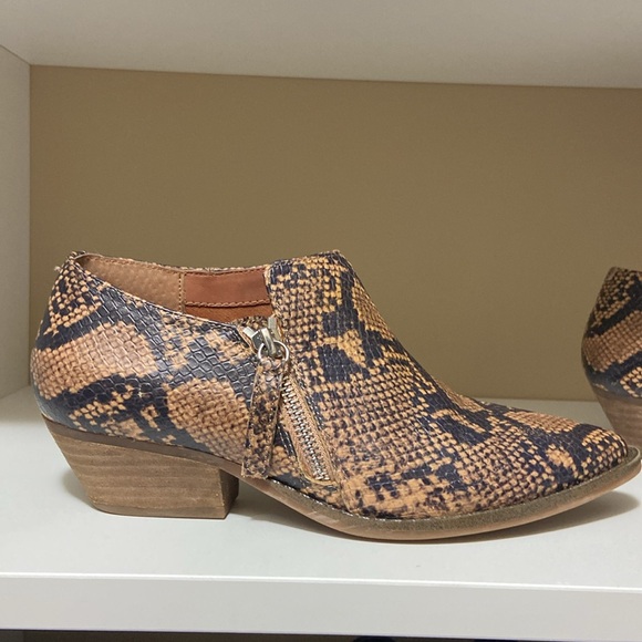 Chelsea & Violet Snakeskin pattern leather booties size 6.5 - Picture 2 of 11